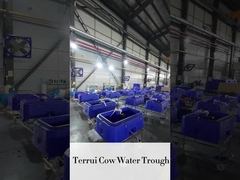 Tanque de bebida azul resistente para el ganado