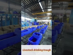 Reservorio de agua de ganado de polietileno azul con velocidad de flujo